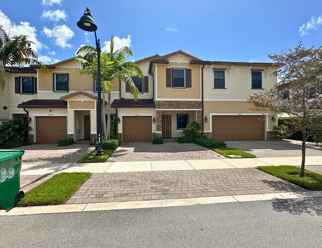 Building Photo - Stylish 3-Bedroom Home with Pool, Garage &...