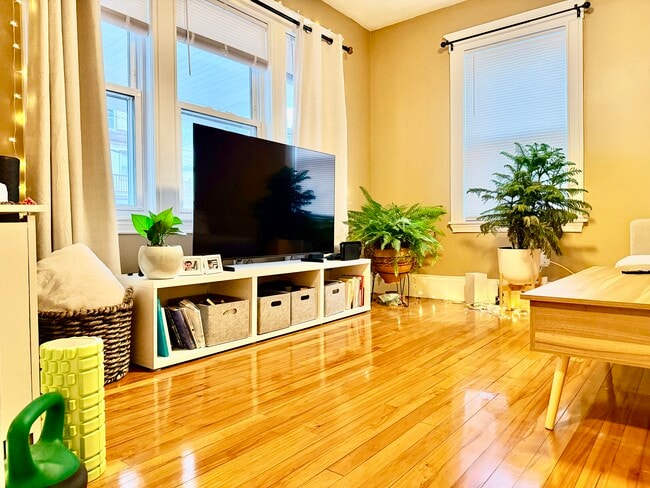 Building Photo - 37 Hilton St Unit 1