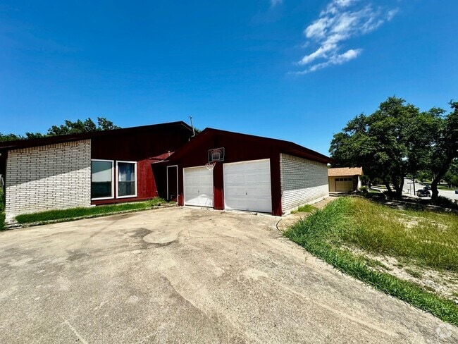 Building Photo - 1902 West Ln Rental