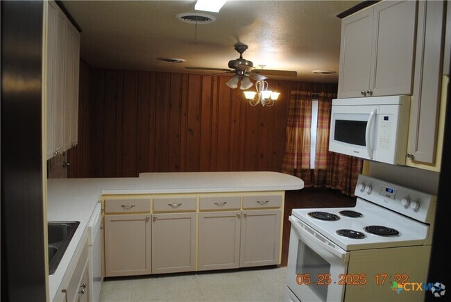 Building Photo - 106 E Young Ave Rental