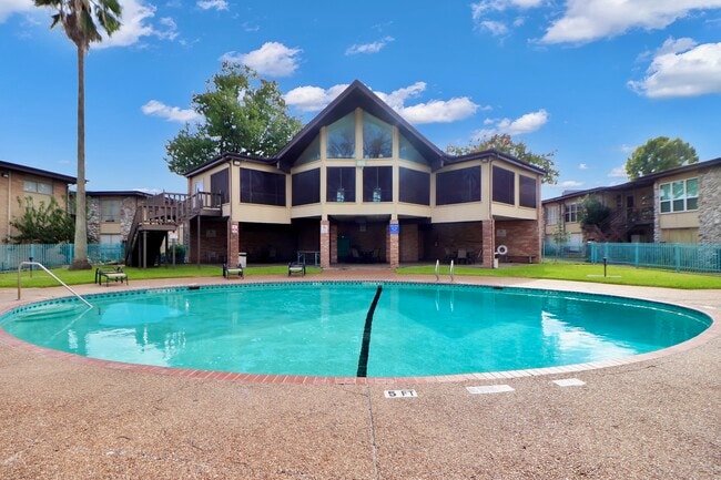 Building Photo - 7047 Bissonnet St Unit 117