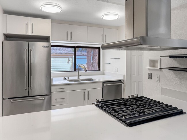 Building Photo - Beautifully Remodeled 3BD/2.5BA Spacious T... Rental