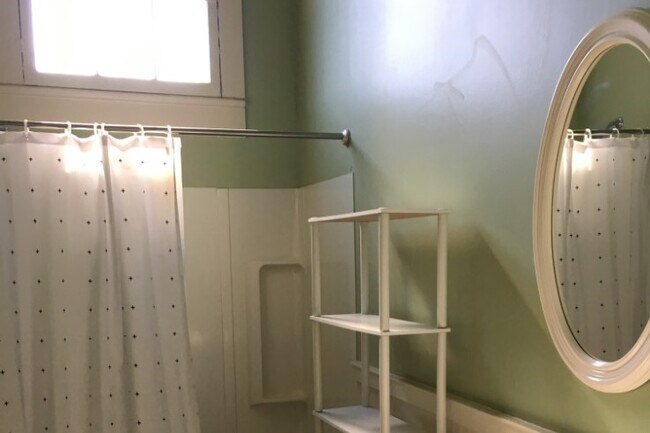 Baño grande en el piso superior - 3927 Baudin St Unidad A