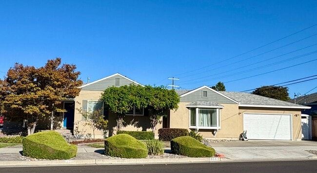 Building Photo - 886 N Redwood Ave