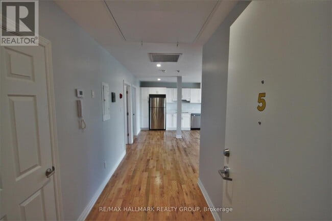 Photo - 768 Usborne St