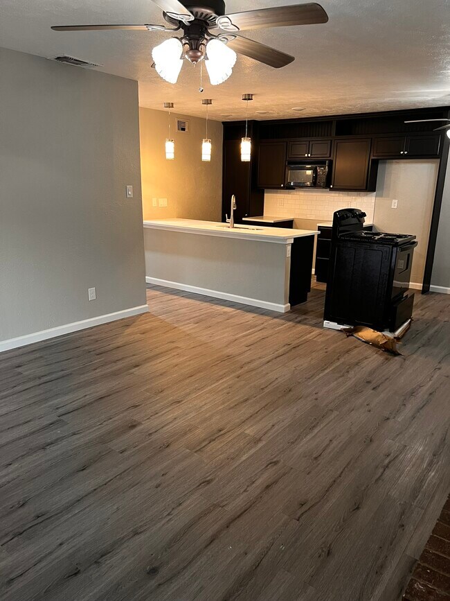 Living / Kitchen - 537 Bluebird Ln