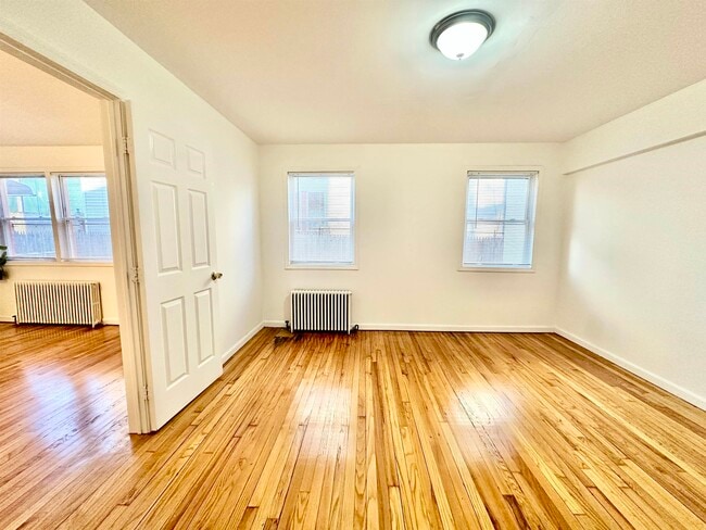 Building Photo - 31-33-33 Tillinghast St Unit 3