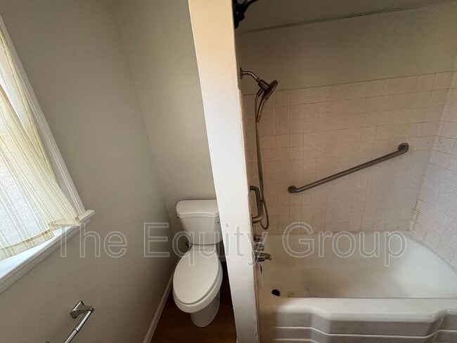 Photo - 229 N B St