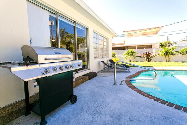 Photo - 951 Washington St