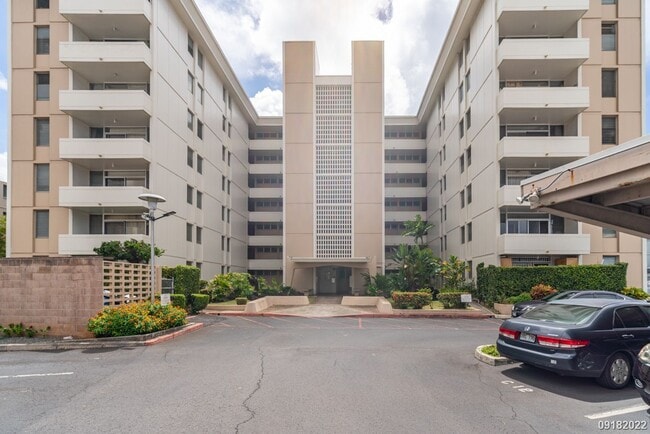 Building Photo - Upgraded 2BR 1BA 1PARKING near Waikiki & UH Manoa! Dishwasher & Washer/Dryer In Unit!