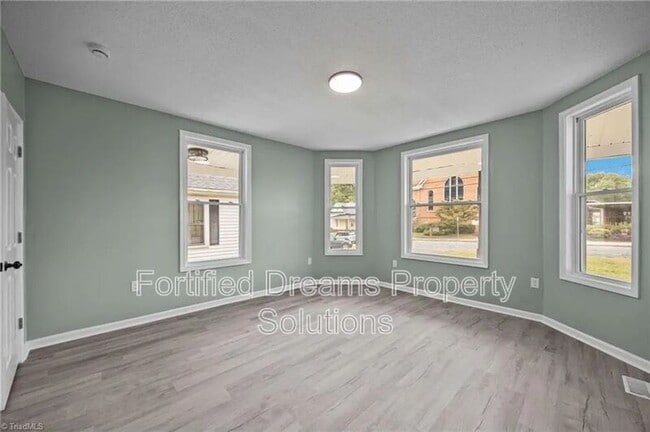 Photo - 608 Montgomery St