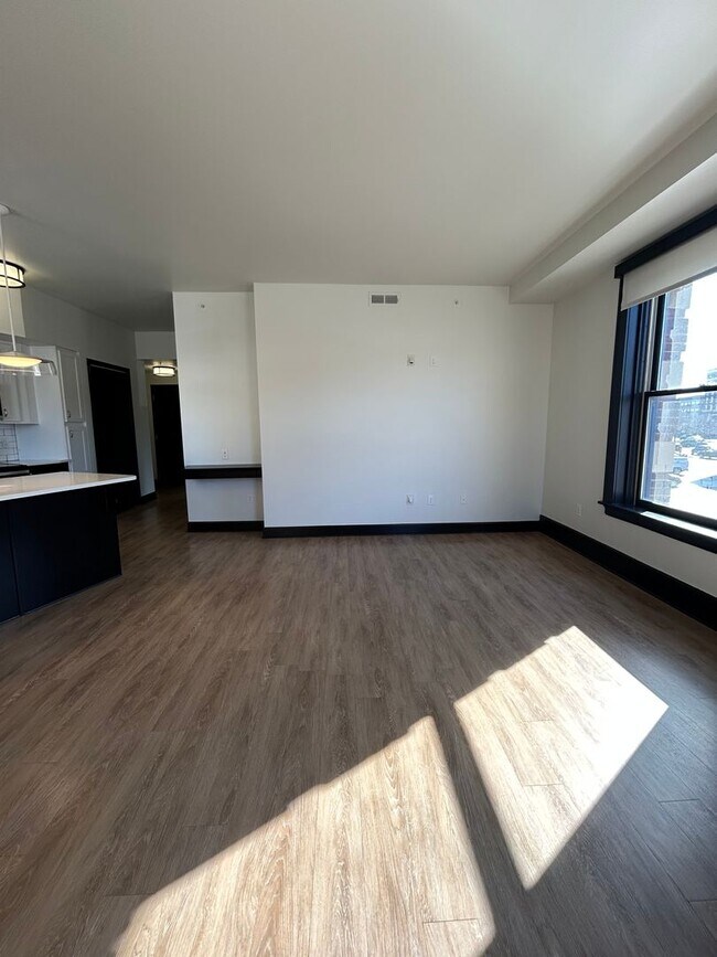 Photo - Luxury Downtown Living | Spacious 1-Bedroom 1-Bathroom Loft Unidad #204