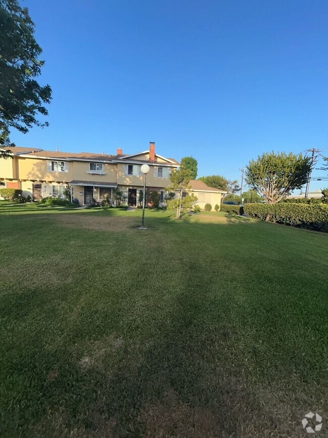 Building Photo - Spacious Home for Rent in Fountain Valley