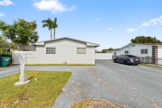 Photo - 11441 SW 2nd St Unidad 11443