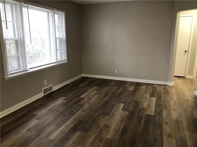 Photo - 9811 E 29 St S