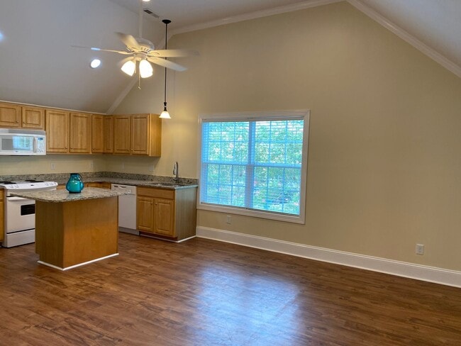 Comin Soon! Huge Deck! Updated dated 2 Bedroom apartment Close to UNCW, Wrightsville Beach. - Comin Soon! Huge Deck! Updated dated 2 Bedroom apartment Close to UNCW, Wrightsville Beach.
