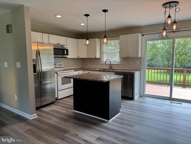 Photo - 5077 Macnamara Dr