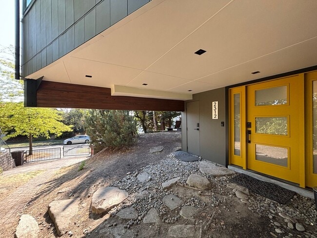 Building Photo - Wallingford Modern with Flexible Living Sp... Rental