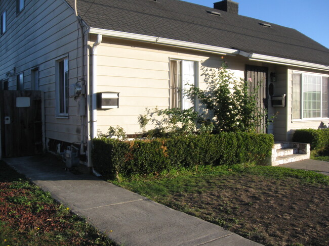 gate to apartment - 450 39th St House Unit 1