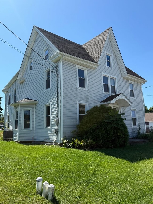 Building Photo - 2 Bd / 1 Bth Rehabbed Twin Rental