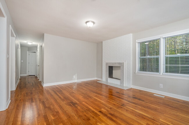 Photo - 2860 Lansdowne Drive