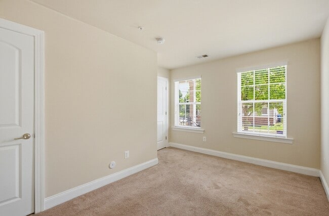 Photo - 300 Camillia Pl