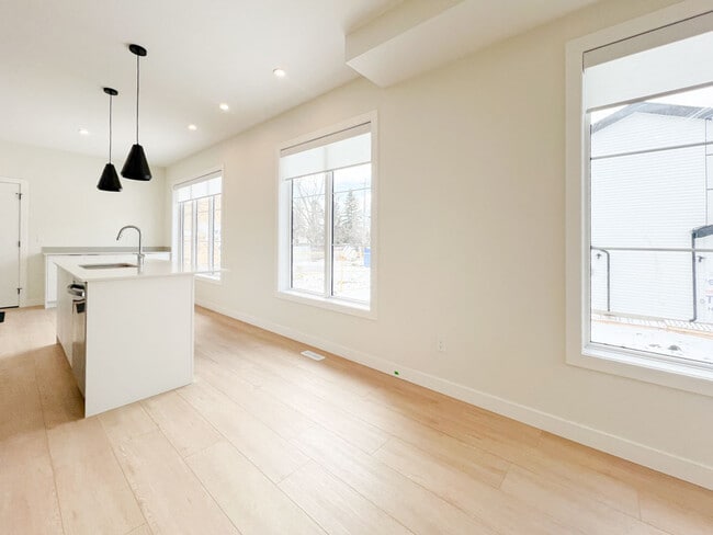Building Photo - 9622 162 St NW Unit 1