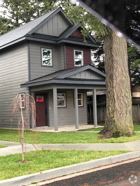 Building Photo - 1109 Spruce St Rental