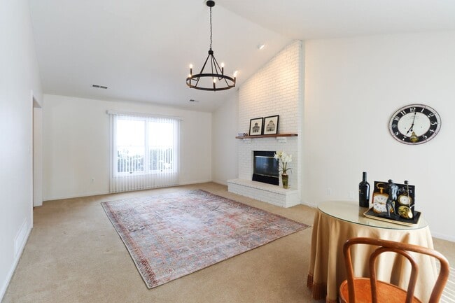 Building Photo - Bright 3BR/2BA Home in Quiet, Desirable Neighborhood with Garage!