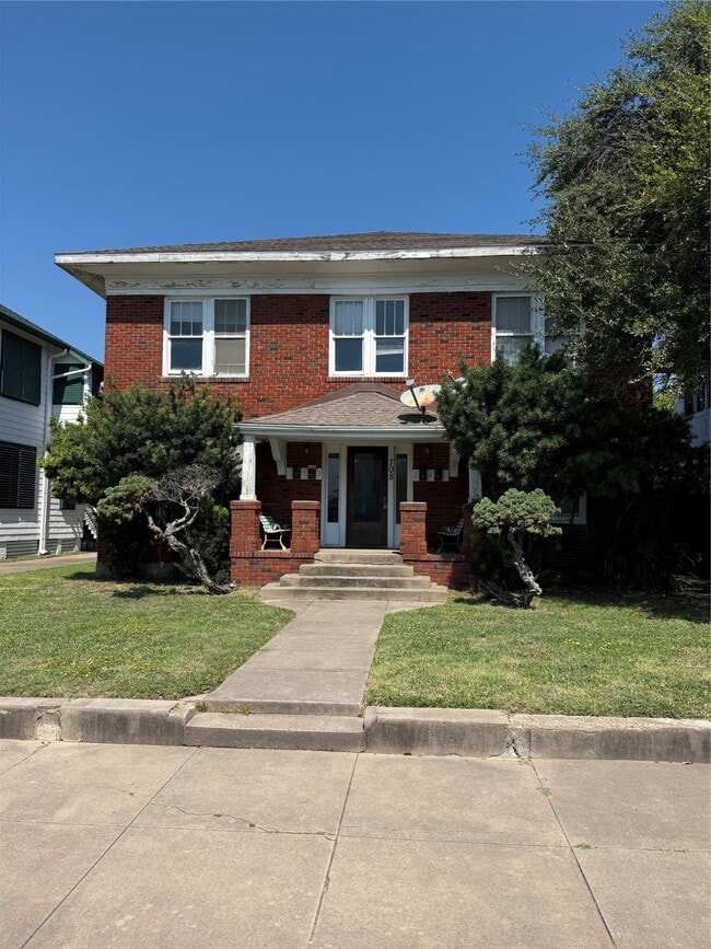 Building Photo - 708 Broadway Avenue J Unit 3