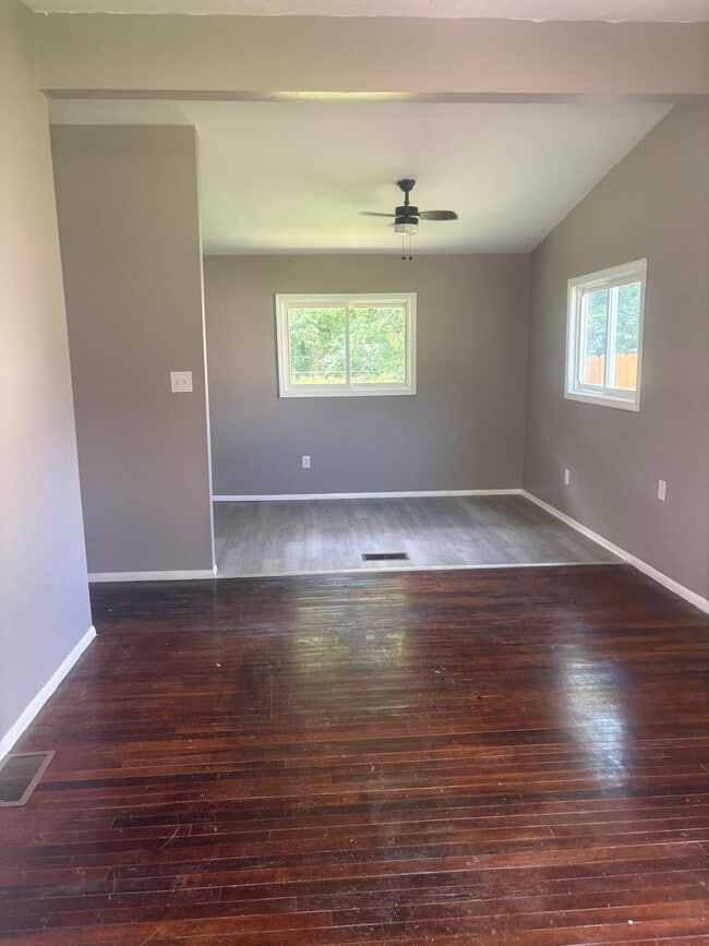 Photo - 708 George Rd