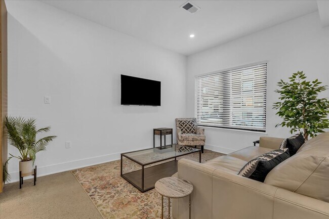 Photo - 7536 Churchill St