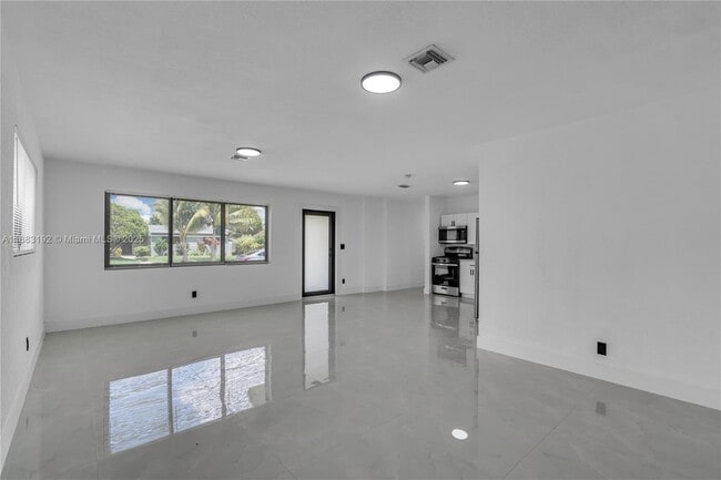 Photo - 1000 NW 198th St