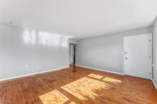 Photo - 473 E 222nd St Unit 473/DN