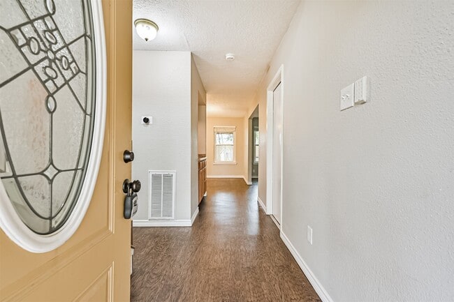 Photo - 222 Old Oaks St