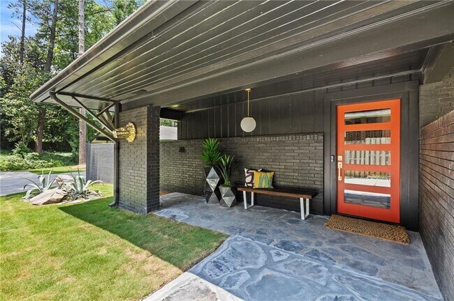 3252 W Roxboro Rd NE