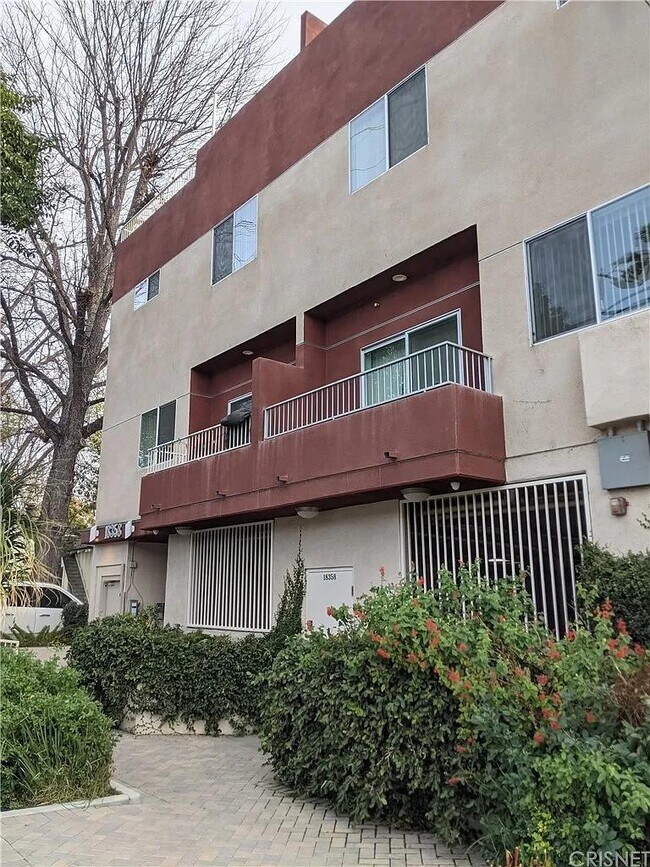 Photo - 18358 Saticoy St