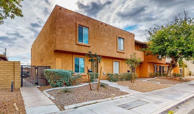 Building Photo - 2 BEDROOM 1 1/2 BATH TOWN HOME