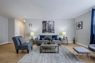 Photo - 1577 Lawrence Avenue West