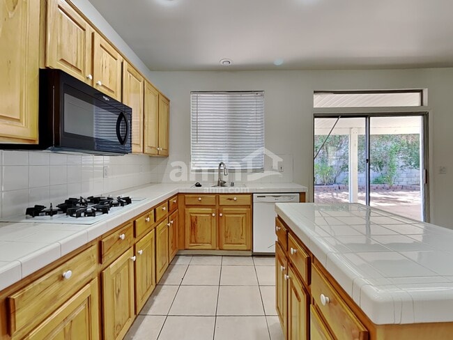 Photo - 541 Kavanagh Pl