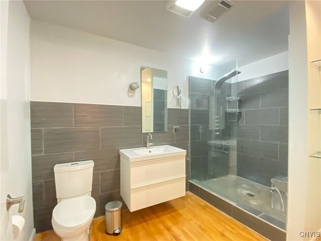 Building Photo - 412 Main St Rental