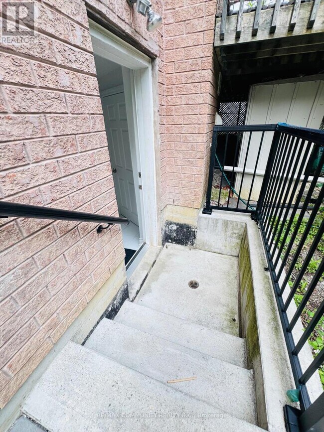Photo - 933 Red Deer Ave