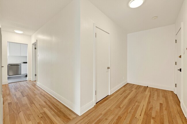 Photo - 4585 Av. Dupuis Unit 9