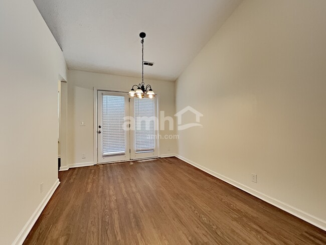 Photo - 916 Springs Hill Way