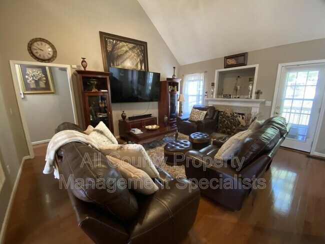 Photo - 103 Long Needle Rd