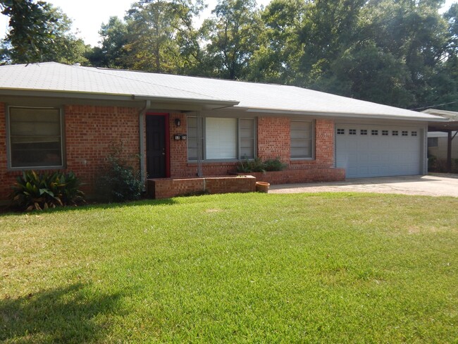 Spacious 3 Bedroom, 1-1/2 Bath Home in Tyler! - Spacious 3 Bedroom, 1-1/2 Bath Home in Tyler!