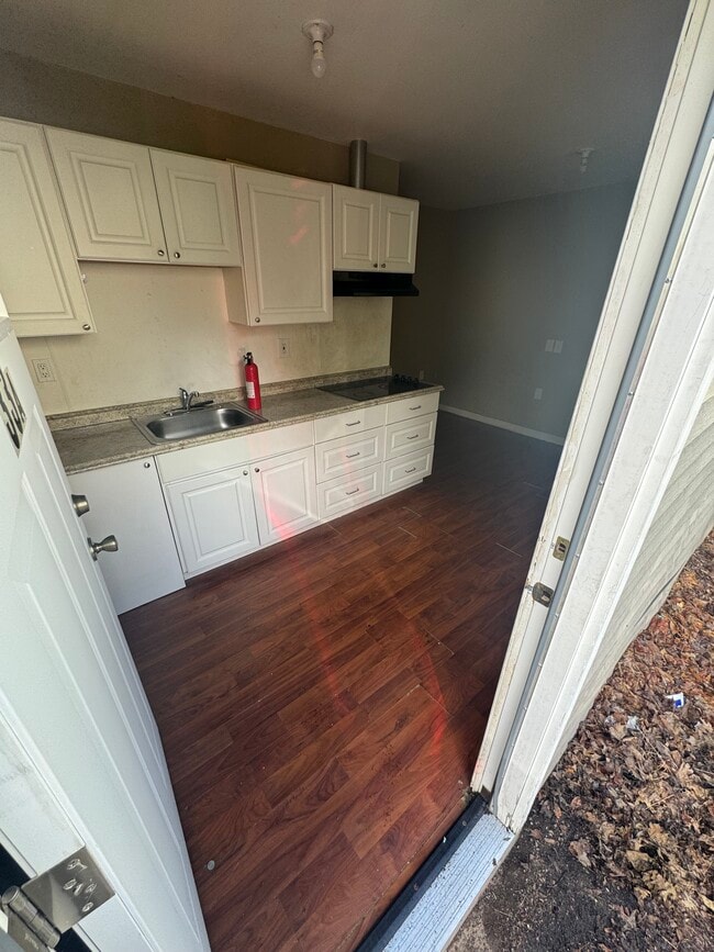 Building Photo - 33 Bushnell Ave Unit 33A