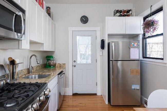 Photo - 15 Trowbridge St Unidad #11