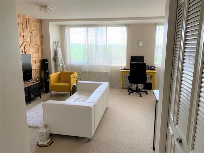 Photo - 10401 Grosvenor Pl Unidad #1405