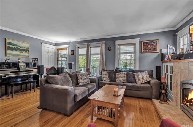 Living room - 558 Linden Ave Unit 2